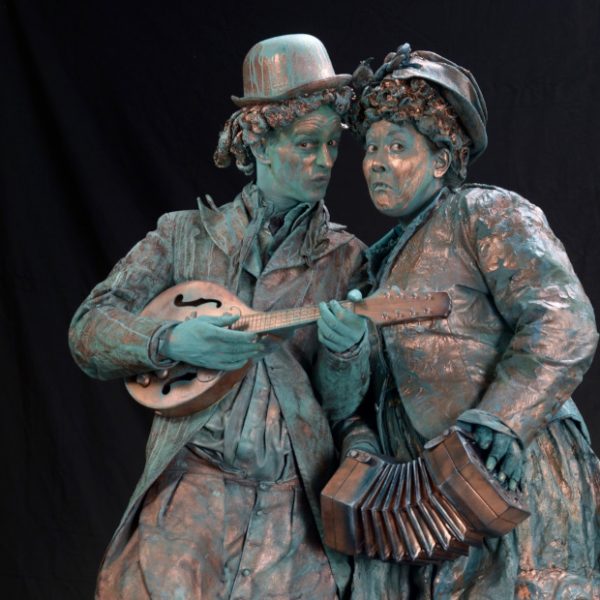 Copper Nellie & Bobby Bronze - Comical musical living statues