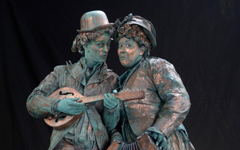 Copper Nellie & Bobby Bronze - Comical musical living statues